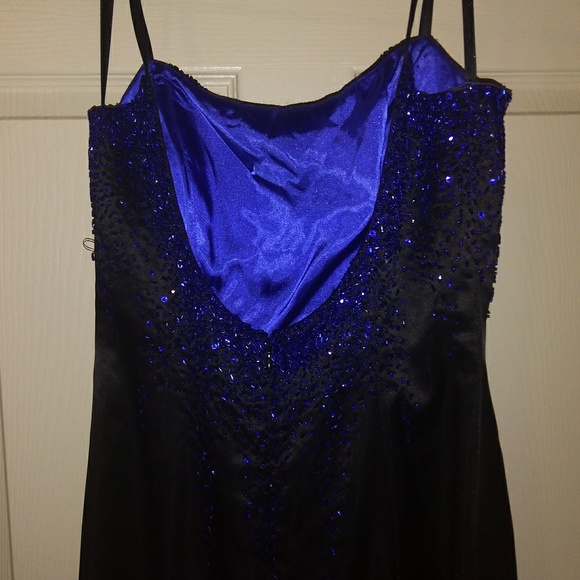 Gown - Picture 3 of 5